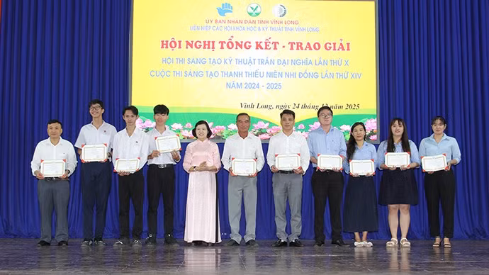 anh-2-trao-giai-hoi-thi-tdn.jpg