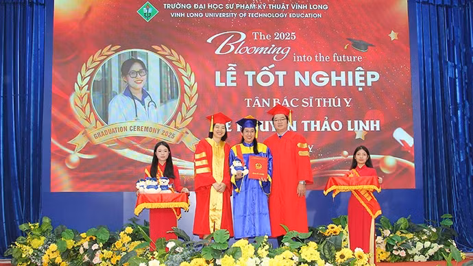 anh-5-trao-bang-tot-nghiep-cho-sinh-vien.jpg