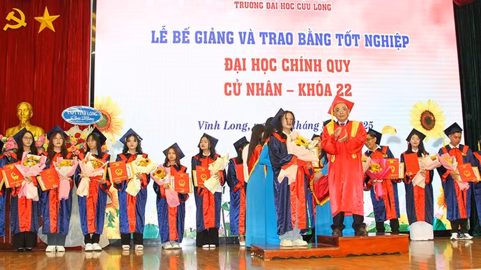 anh-4-trao-bang-tot-nghiep-sv-xuat-sac.jpg