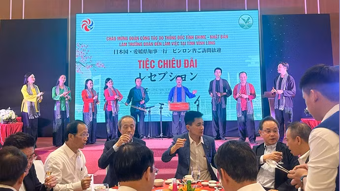anh-4-tiec-chieu-dai.jpg