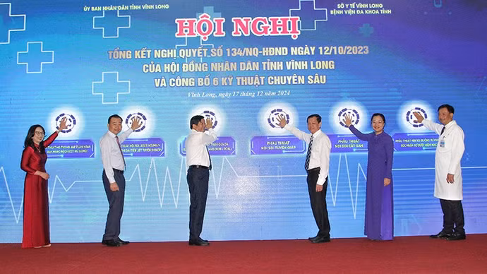 anh-4-thuc-hien-nghi-thuc-cong-bo-6-ky-thuat-chuyen-sau.jpg