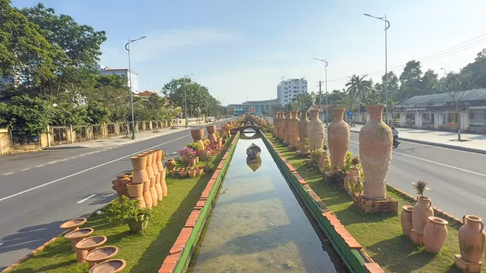 anh-3-duong-hoa-va-gom-dai-nhat-tinh-vinh-long.jpg