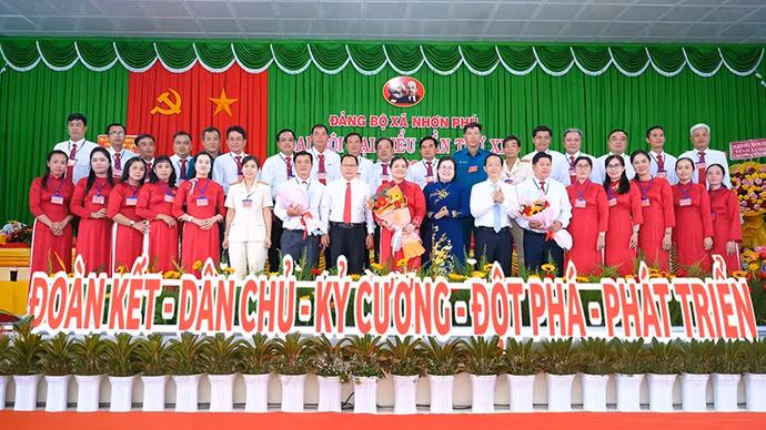 anh-2-ban-chap-hanh-dang-bo-xa-nhon-phu.jpg