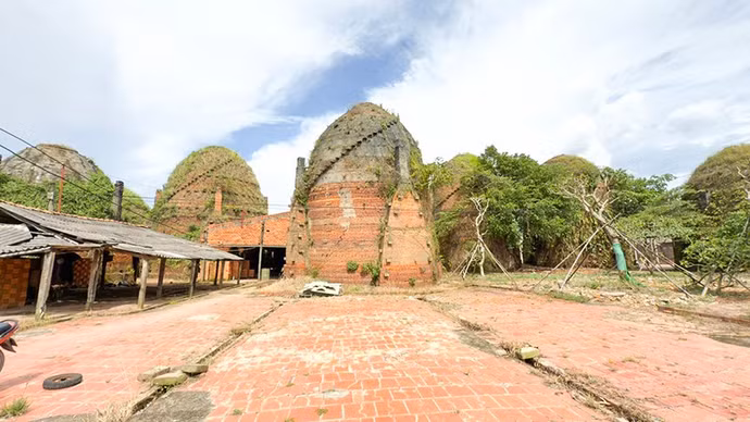 anh-4-lang-nghe-gach-gom-ladi-san-duong-dai-mang-thit.jpg