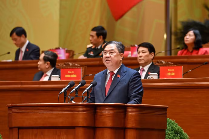 dong-chi-pham-gia-tuc-uy-vien-bo-chinh-tri-chanh-van-phong-trung-uong-dang-thay-mat-doan-thu-ky-doc-toan-van-du-thao-nghi-quyet-dai-hoi.jpg