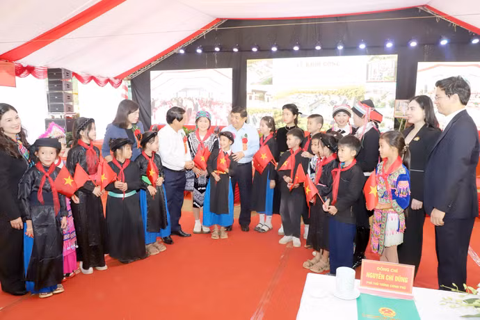 anh-pho-thu-tuong-chinh-phu-va-bi-thu-tinh-uy-hau-a-lenh-tham-hoi-tinh-hinh-doi-song-hoc-tap-cua-hoc-sinh-xa-minh-tan.jpg