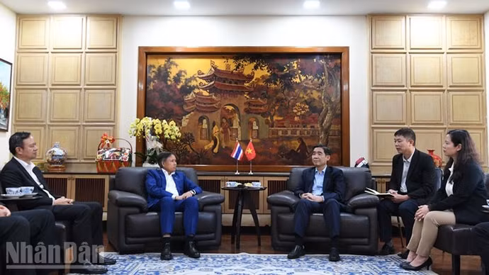 Đại sứ Phạm Việt Hùng thông tin về những nét nổi bật của Đại hội XIV của Đảng. (Ảnh: MINH THẮNG)