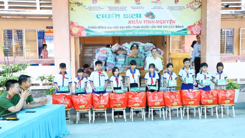 Công an Cần Thơ tặng quà cho học sinh có hoàn cảnh khó khăn