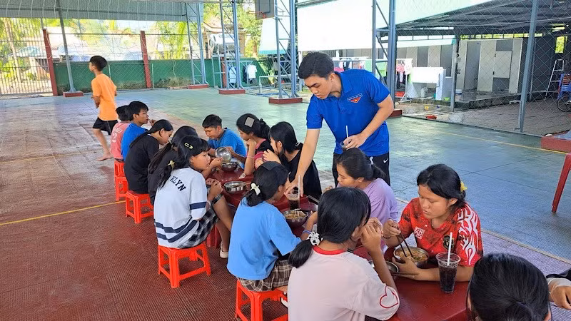 Đoàn viên thanh niên thành phố Cần Thơ hỗ trợ bữa ăn cho các em tạu mái ấm Thiên Ân.