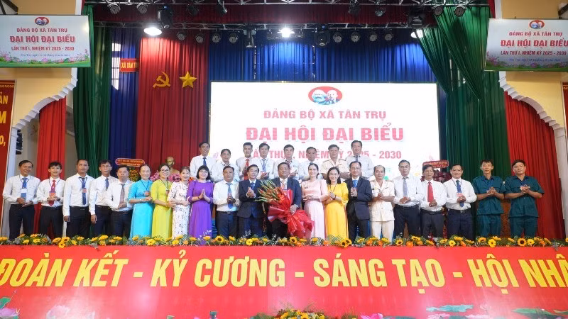 Đảng bộ, chính quyền và nhân dân xã Tân Trụ quyết tâm phát huy truyền thống đoàn kết, năng động, sáng tạo, phấn đấu hoàn thành thắng lợi các mục tiêu, nhiệm vụ đề ra, đảm bảo mọi người dân được thụ hưởng đầy đủ thành quả của sự phát triển.