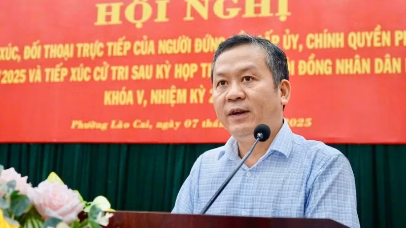 Bí thư Đảng uỷ phường Lào Cai Nguyễn Quốc Huy tiếp xúc cử tri.