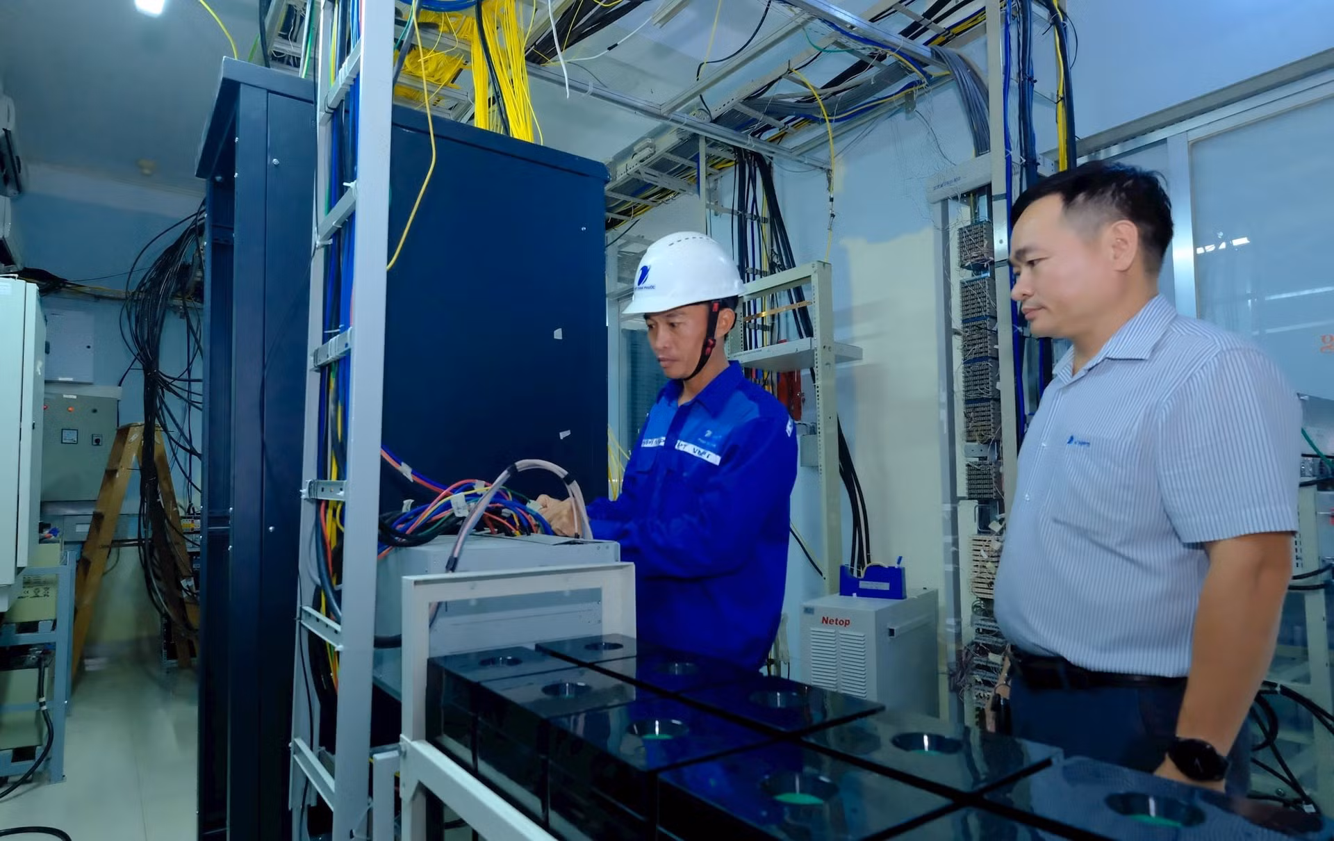 Kỹ thuật nhà mạng VNPT kiểm tra định kỳ các trạm BTS ở biên giới