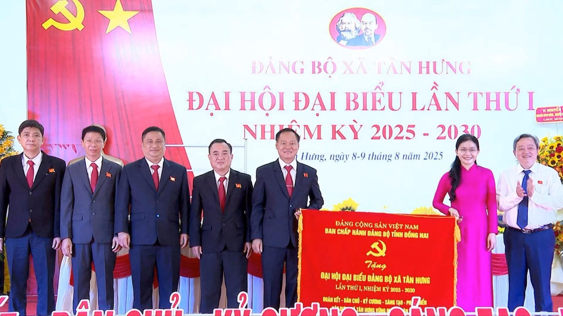 Lãnh đạo tỉnh Đồng Nai tặng cờ chúc mừng Đại hội đại biểu Đảng bộ xã Tân Hưng nhiệm kỳ 2025-2030 