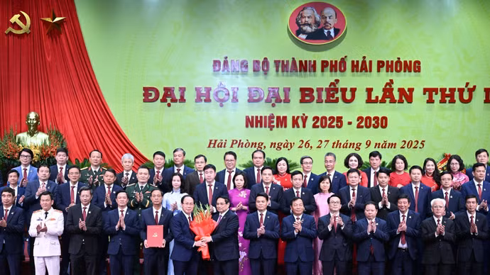 Thủ tướng Phạm Minh Chính tặng hoa chúc mừng Ban Chấp hành Đảng bộ thành phố Hải Phòng nhiệm kỳ 2025-2030. (Ảnh: TRẦN HẢI)
