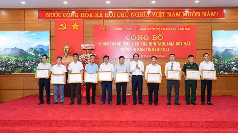Bí thư Tỉnh ủy Lào Cai Trịnh Xuân Trường trao Bằng khen tặng các đơn vị, địa phương có thành tích xuất sắc trong xóa nhà tạm, nhà dột nát.