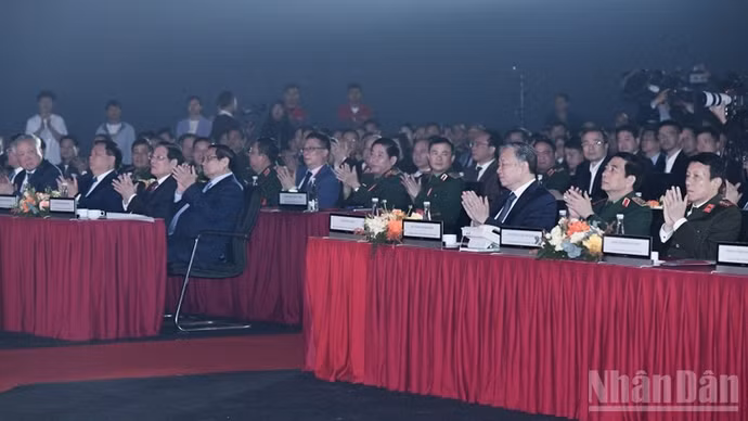 Tổng Bí thư Tô Lâm, Thủ tướng Phạm Minh Chính và các đồng chí lãnh đạo Đảng, Nhà nước tham dự lễ khởi công. (Ảnh: TRẦN HẢI)
