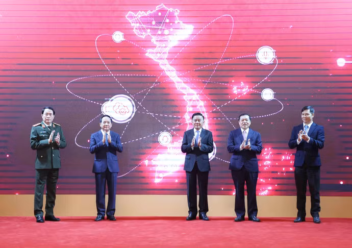 vna-potal-thuong-truc-ban-bi-thu-du-le-ra-mat-ung-dung-cua-nganh-tuyen-giao-va-dan-van-tren-dien-thoai-di-dong-8533199.jpg