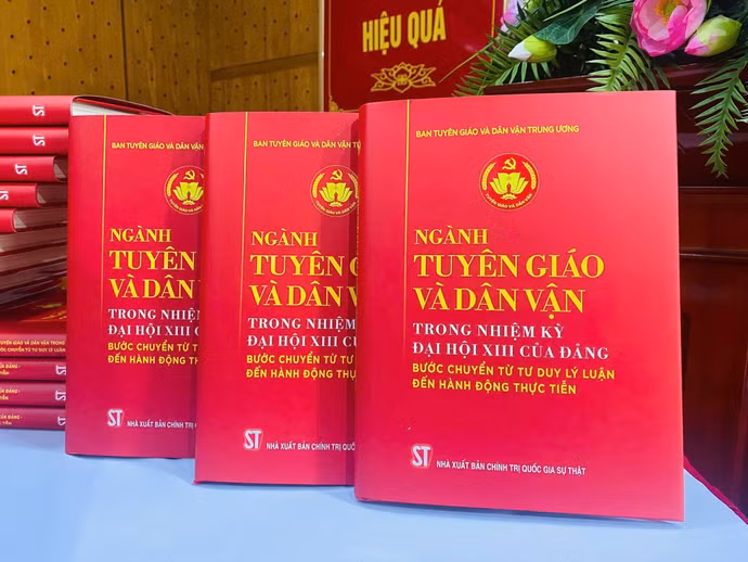 vna-potal-ra-mat-sach-nganh-tuyen-giao-va-dan-van-buoc-chuyen-tu-tu-duy-ly-luan-den-hanh-dong-thuc-tien-8534715.jpg