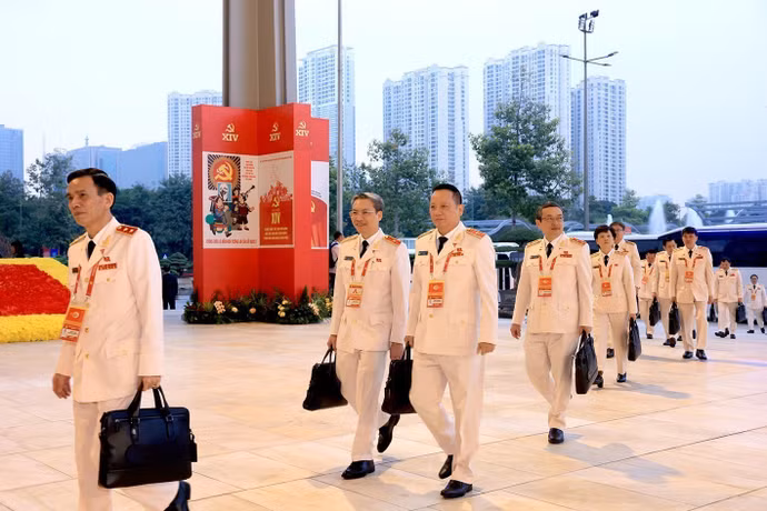 vna-potal-dai-hoi-dang-xiv-dai-bieu-den-du-phien-thao-luan-tai-hoi-truong-ve-cac-van-kien-dai-hoi-8542554.jpg