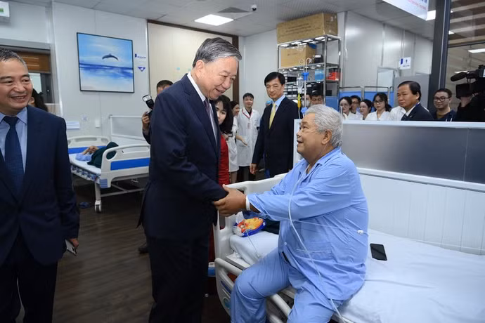 Tổng Bí thư Tô Lâm thăm, động viên người bệnh đang điều trị tại Bệnh viện Đại học Y Hà Nội.