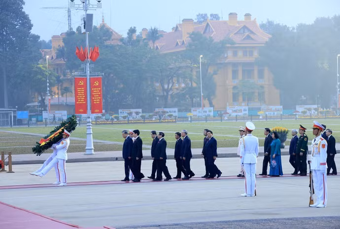vna-potal-dai-bieu-du-dai-hoi-xiv-cua-dang-vao-lang-vieng-chu-tich-ho-chi-minh-8537625.jpg