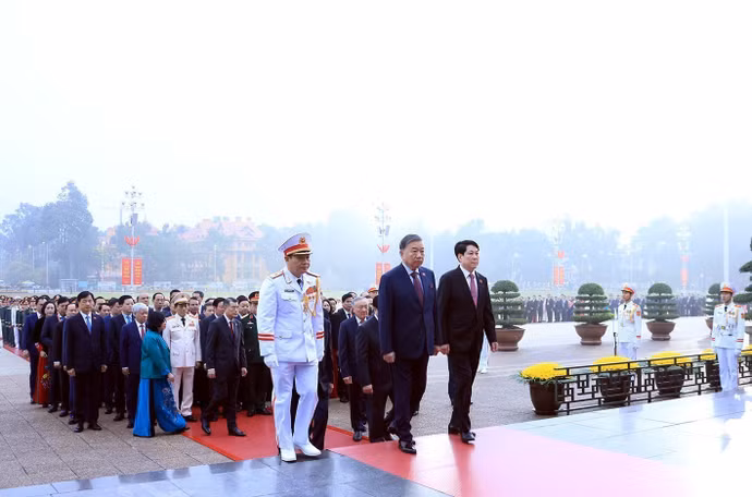 vna-potal-dai-bieu-du-dai-hoi-xiv-cua-dang-vao-lang-vieng-chu-tich-ho-chi-minh-8537637.jpg