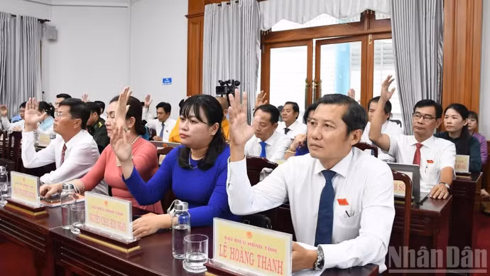 Đại biểu Hội đồng nhân dân tỉnh Tây Ninh biểu quyết thông qua Nghị quyết. (Ảnh: THANH PHONG)