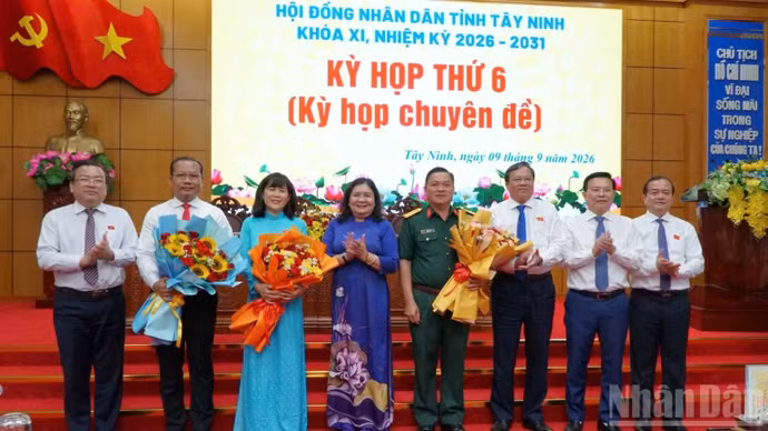 Lãnh đạo Tỉnh ủy và Ủy ban nhân dân tỉnh trao hoa chúc mừng đồng chí Nguyễn Đài Thy, và đồng chí Trương Thanh Liêm, được bầu giữ chức Phó Chủ tịch Ủy ban nhân dân tỉnh; bầu đồng chí Trần Văn Cư, Chỉ huy trưởng Bộ Chỉ huy Quân sự tỉnh làm Ủy viên Ủy ban nhân dân tỉnh nhiệm kỳ 2026-2031. (Ảnh: THANH PHONG)
