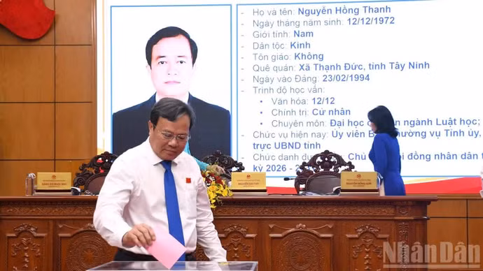Chủ tịch Ủy ban nhân dân tỉnh Tây Ninh Lê Văn Hẳn, đại biểu Hội đồng nhân dân tỉnh bỏ phiếu bầu Chủ tịch Hội đồng nhân dân tỉnh khóa XI, nhiệm kỳ 2026-2031. (Ảnh: THANH PHONG)