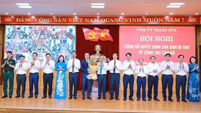 Tập thể lãnh đạo tỉnh Thanh Hóa tặng hoa chúc mừng đồng chí Tô Anh Dũng.