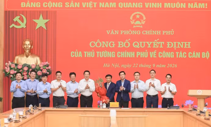 Trao quyết định của Thủ tướng cho ông Nguyễn Danh Huy. (Ảnh: TRUNG ĐỨC)