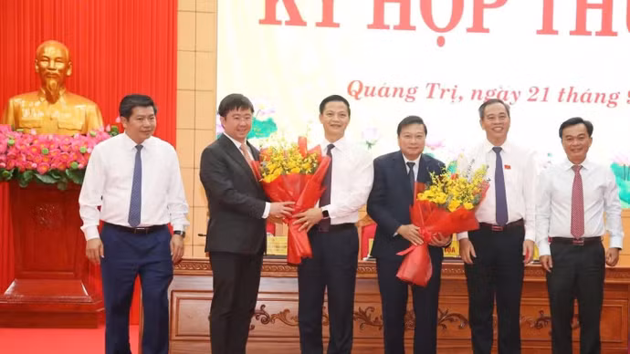 Thường trực Tỉnh ủy Quảng Trị tặng hoa chúc mừng đồng chí Chủ tịch và nguyên Chủ tịch Ủy ban nhân dân tỉnh. (Ảnh: HG)