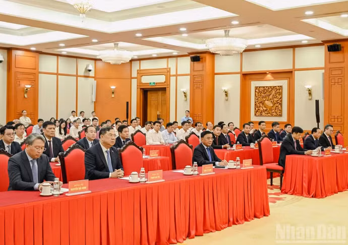 Thường trực Ban Bí thư Trần Cẩm Tú và các đồng chí lãnh đạo Đảng, Nhà nước dự hội nghị. (Ảnh: DUY LINH)