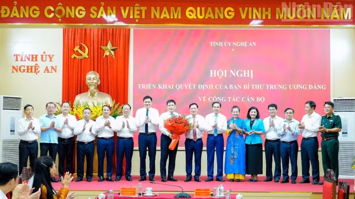 Các đồng chí Thường trực Tỉnh ủy, Ủy viên Ban Thường vụ Tỉnh ủy Nghệ An tặng hoa chúc mừng đồng chí Nguyễn Thanh Bình.