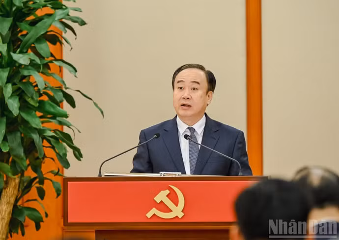 Phó Bí thư Thường trực Thành ủy Hải Phòng Nguyễn Sỹ Hiệp phát biểu nhận nhiệm vụ. (Ảnh: DUY LINH)
