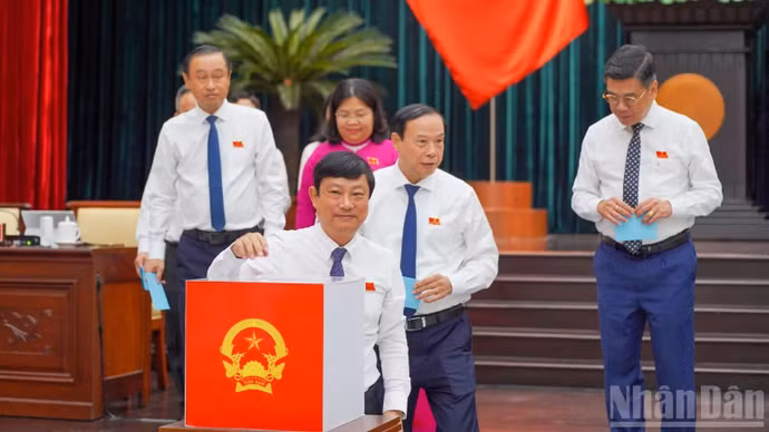 Các đại biểu bỏ phiếu bầu chức danh Phó Chủ tịch Ủy ban nhân dân thành phố. (Ảnh: THẾ ANH)