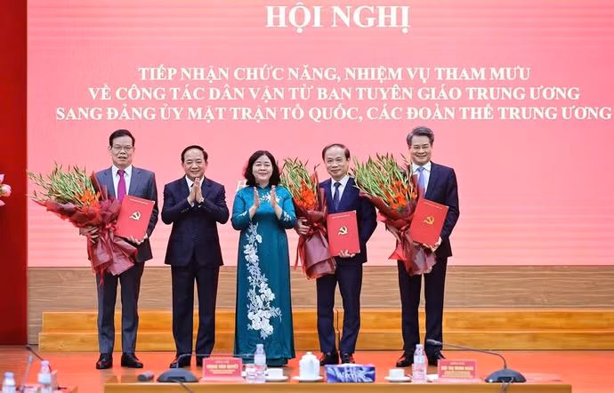 Các đồng chí Bùi Thị Minh Hoài, Trịnh Văn Quyết (lần lượt thứ 3 và 4 từ phải sang) trao quyết định, tặng hoa chúc mừng ba Phó Bí thư chuyên trách Đảng ủy Mặt trận Tổ quốc, các đoàn thể Trung ương nhiệm kỳ 2025-2030. (Ảnh: MINH ĐỨC)