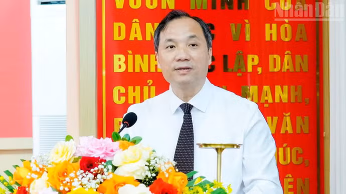 Đồng chí Hoàng Trung Dũng, Ủy viên Trung ương Đảng, Phó Trưởng ban Thường trực Ban Tổ chức Trung ương phát biểu tại hội nghị.