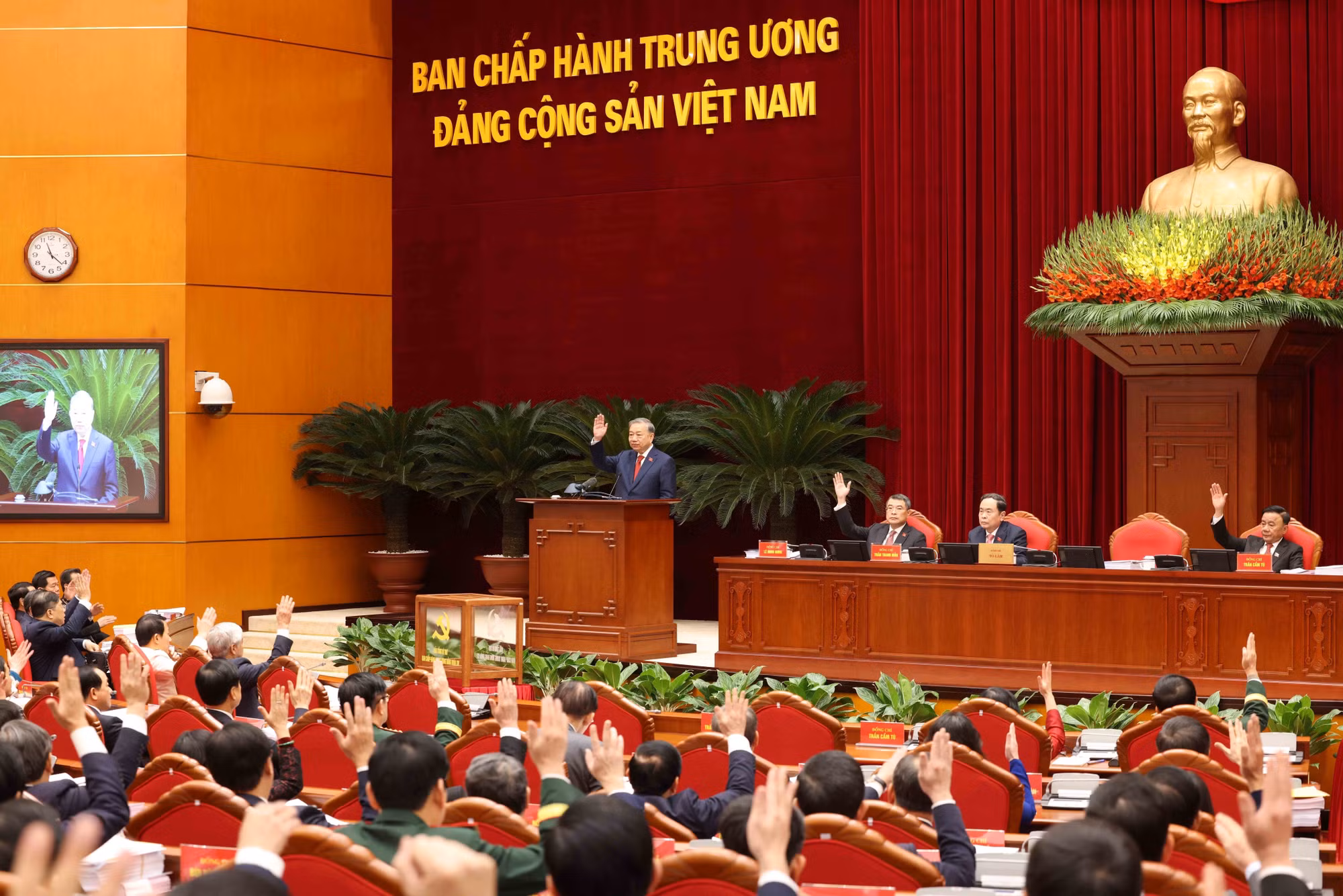 Hội nghị thông qua danh sách Ban Chấp hành Trung ương khóa XIV.