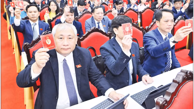 Các đại biểu dự Đại hội Đảng bộ Văn phòng Trung ương Đảng nhiệm kỳ 2025-2030 biểu quyết thông qua Nghị quyết Đại hội. (Ảnh: THỦY NGUYÊN)