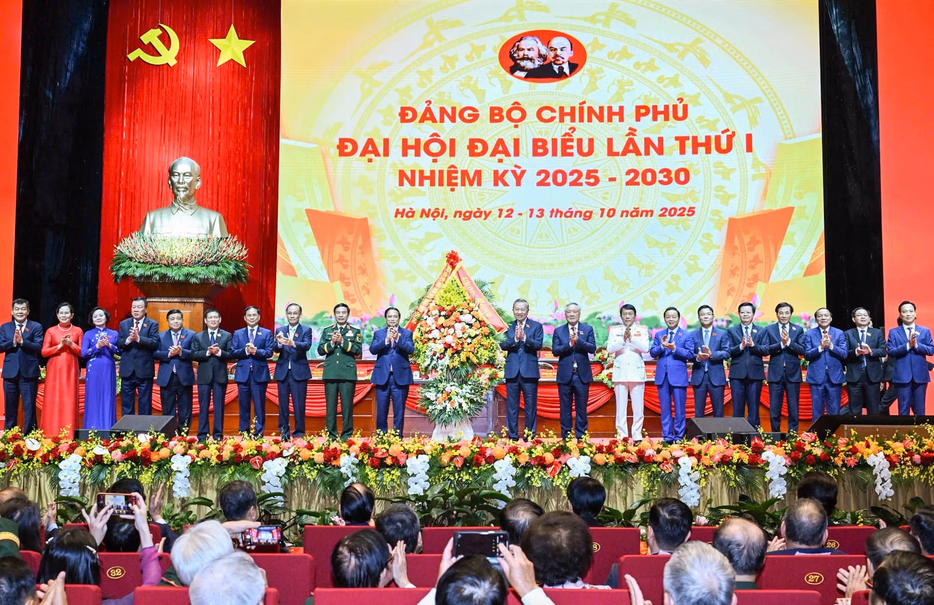 Tổng Bí thư Tô Lâm tặng hoa chúc mừng Đại hội Đảng bộ Chính phủ lần thứ I.