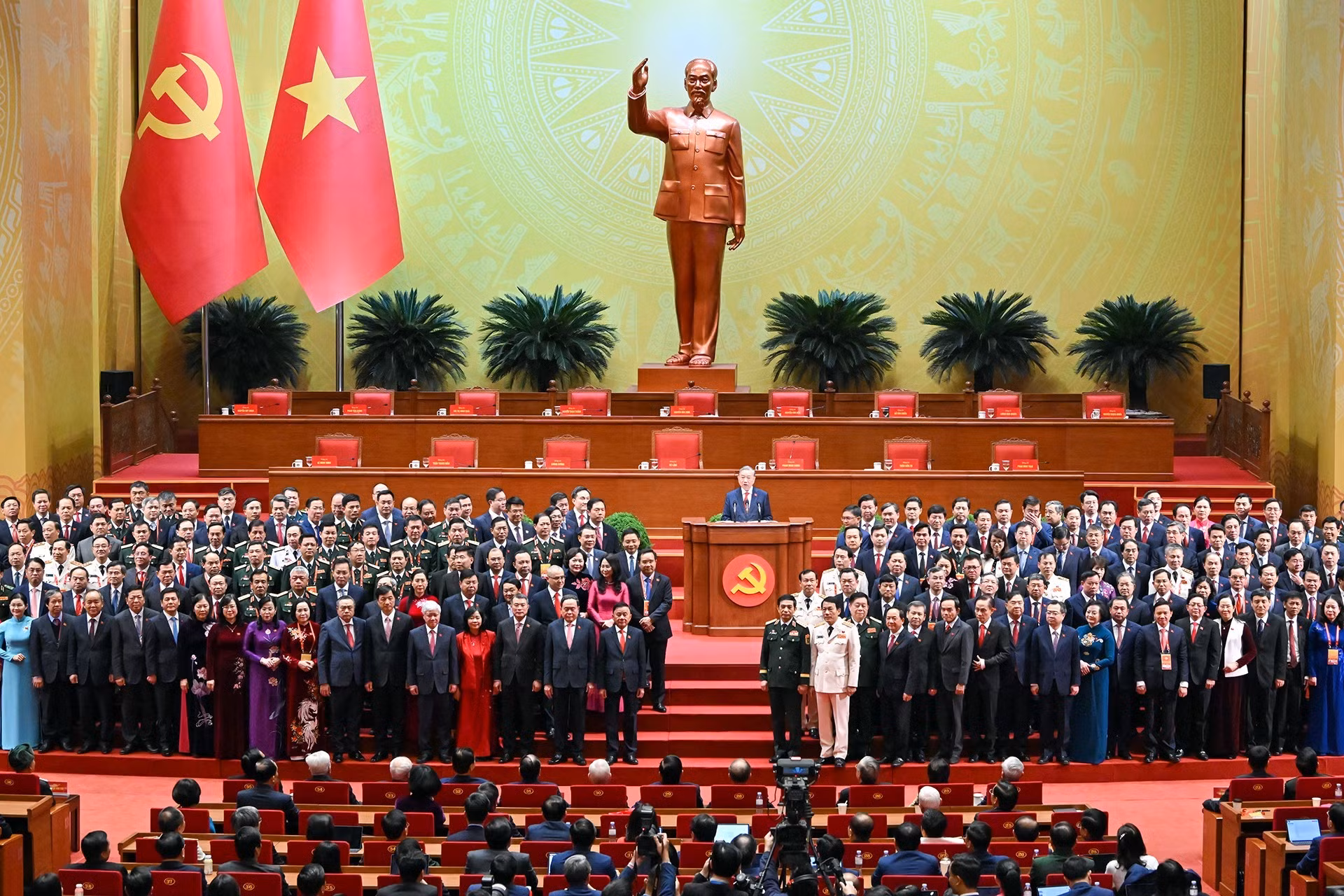 Ban Chấp hành Trung ương khóa XIV ra mắt Đại hội.