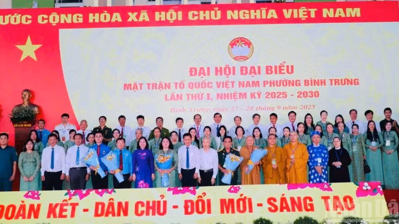 Các Ủy viên Ủy ban Mặt trận Tổ quốc Việt Nam phường Bình Trưng, nhiệm kỳ 2025-2030 ra mắt. 