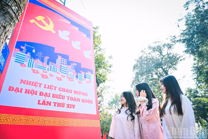 Những hình thức tuyên truyền, cổ động trực quan không chỉ mang đến diện mạo mới cho Hà Nội mà còn gửi gắm tình cảm, kỳ vọng của người dân đối với Đại hội đại biểu toàn quốc lần thứ XIV của Đảng.