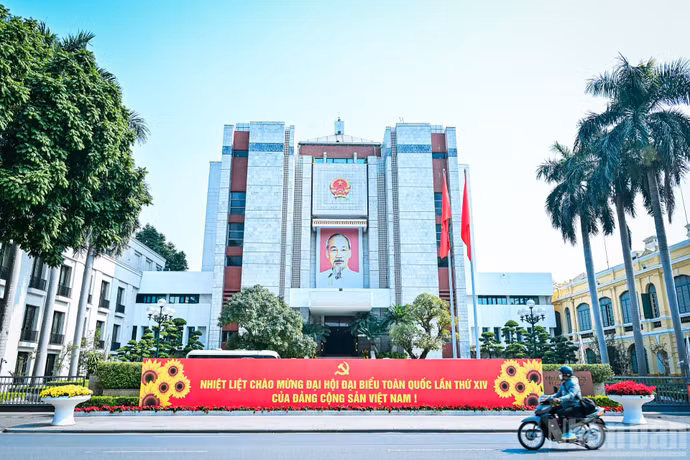 Pano, biểu ngữ lớn trước trụ sở Ủy ban nhân dân thành phố Hà Nội.