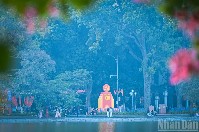Hệ thống pano, áp phích chào mừng được bố trí hài hòa với cảnh quan tại khu vực hồ Hoàn Kiếm.