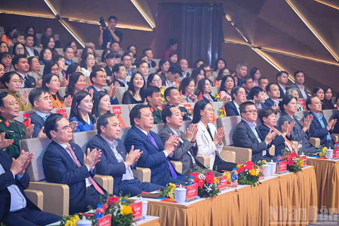 Các đồng chí lãnh đạo Đảng, Nhà nước và các đại biểu tham dự chương trình.