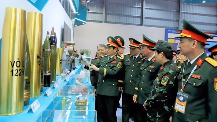 Đại tướng Phan Văn Giang, Ủy viên Bộ Chính trị, Phó Bí thư Quân ủy Trung ương, Bộ trưởng Quốc phòng cùng các lãnh đạo Tổng cục Công nghiệp Quốc phòng tham quan sản phẩm Công nghiệp quốc phòng trưng bày tại triển lãm Quốc phòng quốc tế Việt Nam 2024.