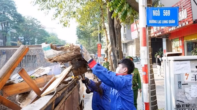 Các lực lượng ra quân dọn dẹp, tổng vệ sinh môi trường. (Ảnh: Nguyên Anh)