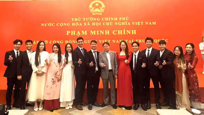 dang-vien-o-xa-to-quoc-e-khoa-2.jpg